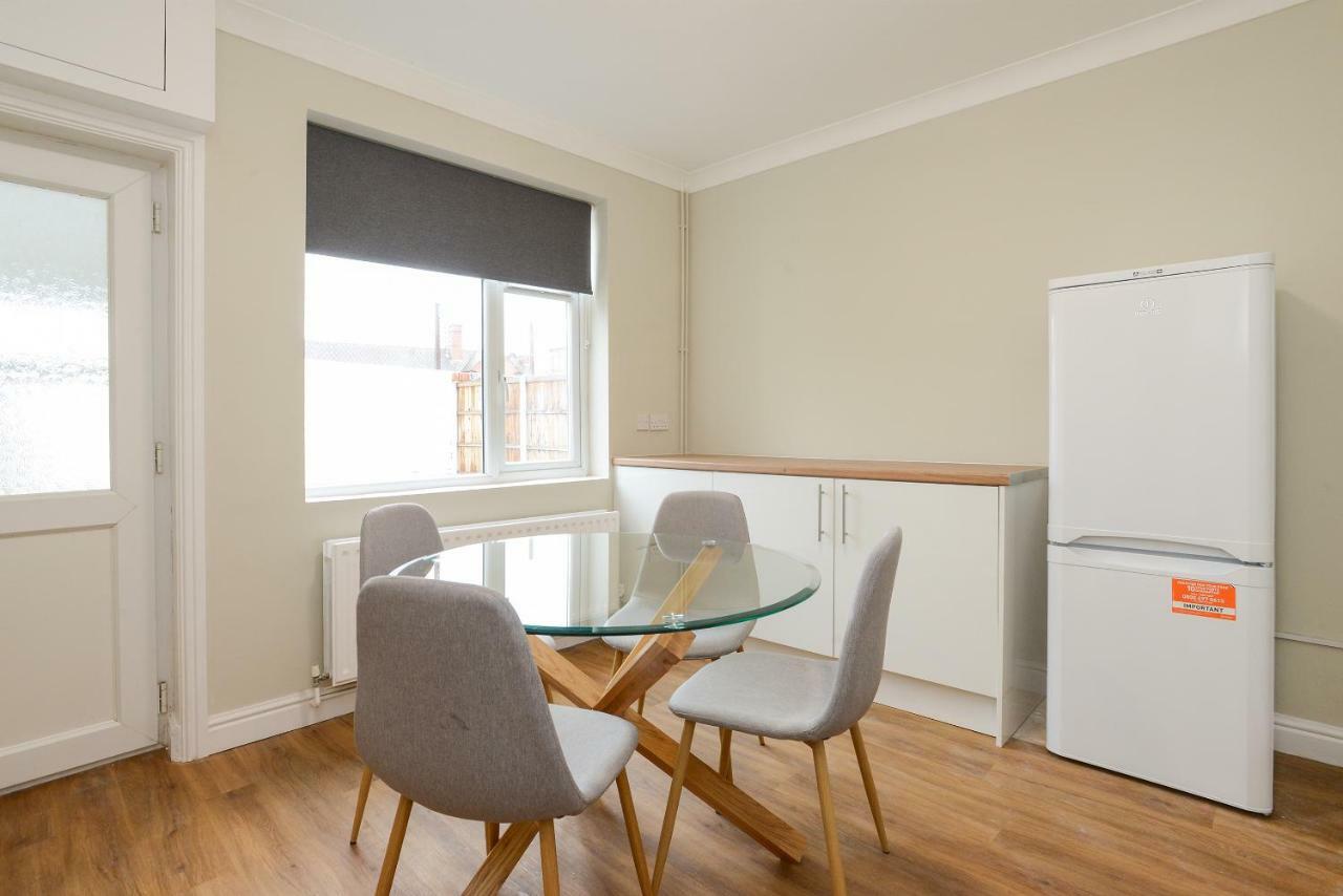 ノッティンガム Cosy House In The Heart Of Beeston With Free Parking And Wifiヴィラ エクステリア 写真